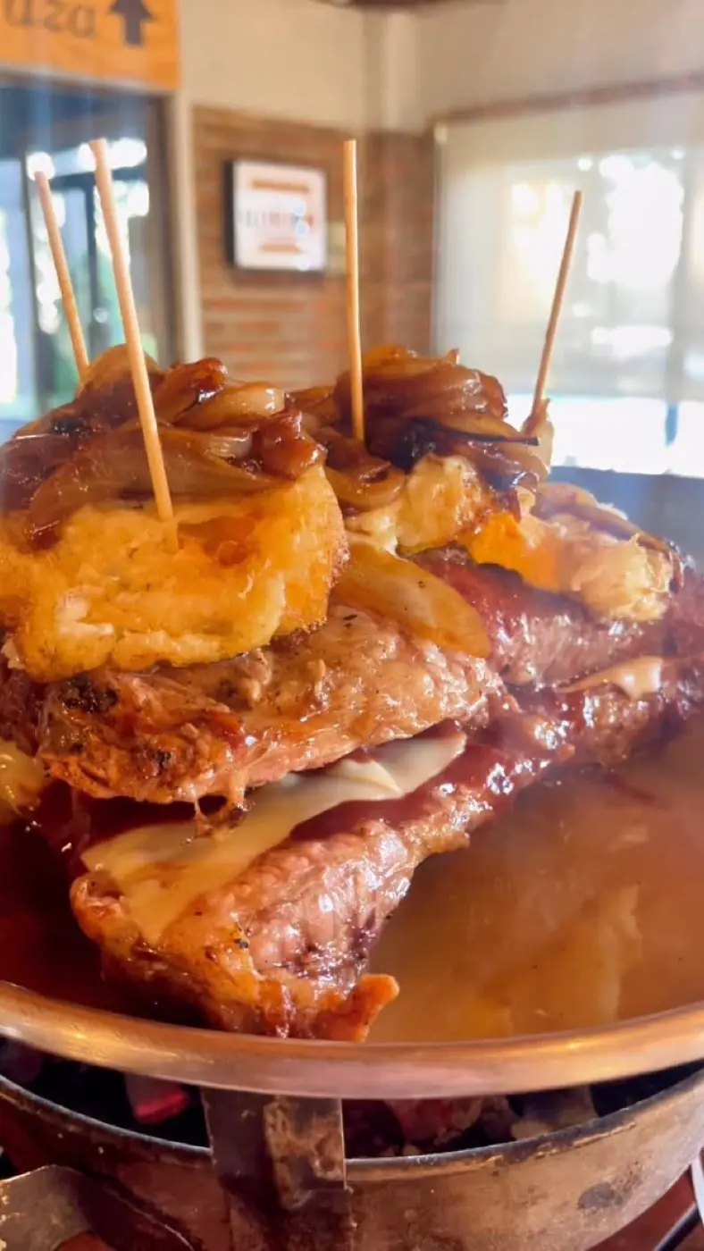Milhojas de carne a la parrilla, especialidad de La Fama